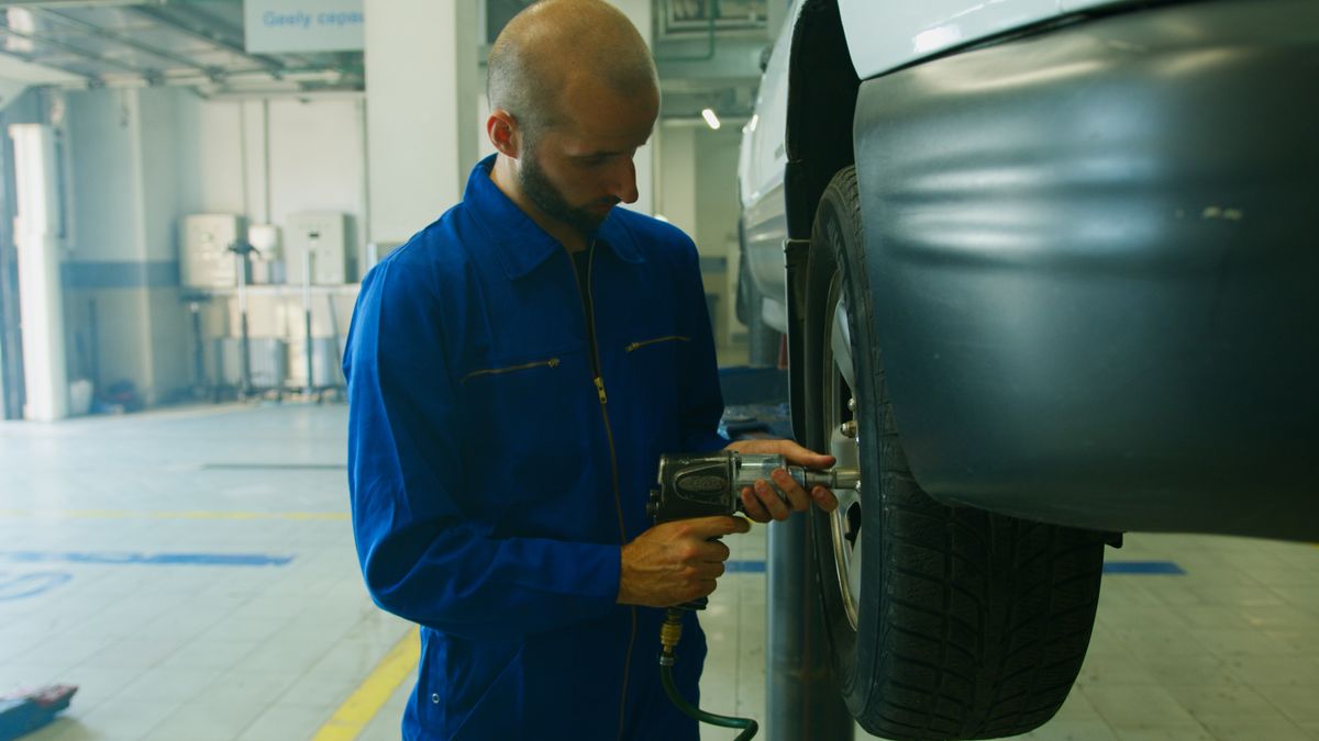 Mobile tire change service on the roadside